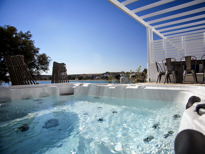 The outdoor Jacuzzi of Stella villa in Paros